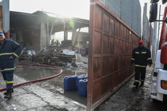 Συνελήφθη 37χρονος για την πυρκαγιά στο εργοστάσιο στο Μενίδι